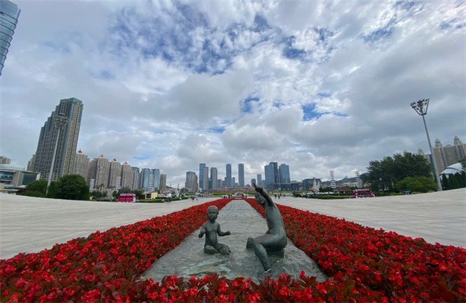 形似一本翻开的大书,与1000位对大连城市建设有突出贡献者的脚印相连