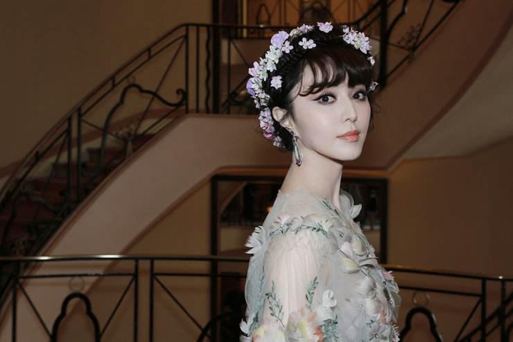 范冰冰|女王回归！范冰冰黑裙压轴亮相红毯，生图颜值绝美艳压群芳