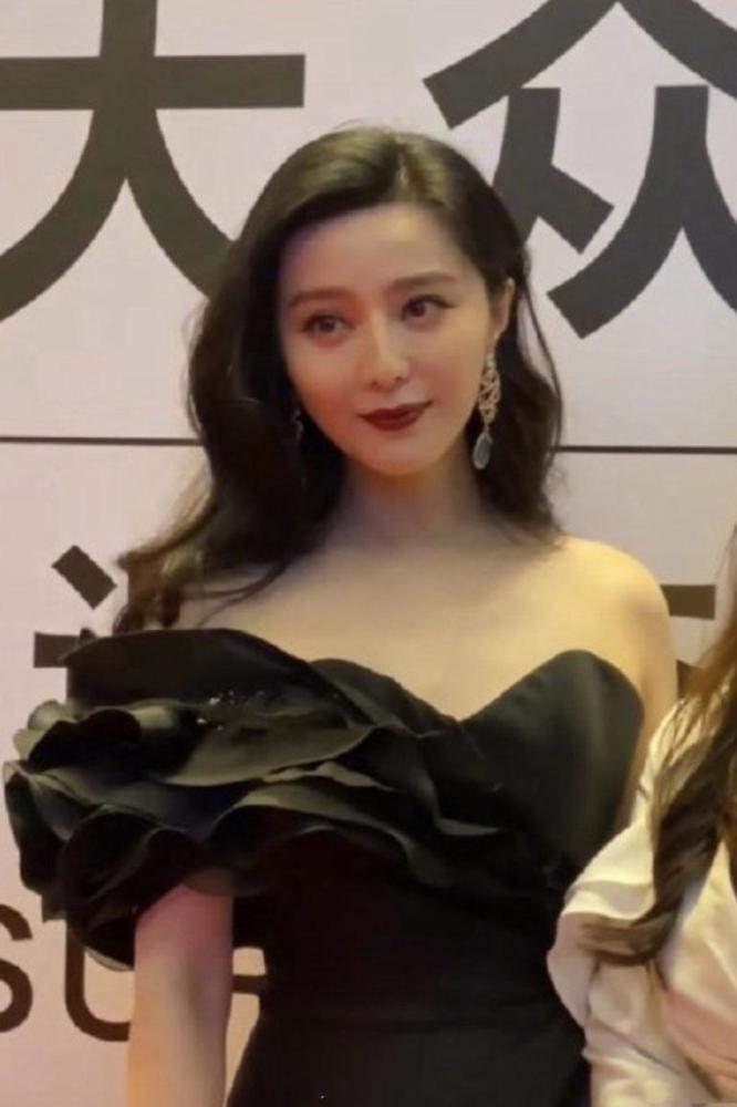 范冰冰|女王回归！范冰冰黑裙压轴亮相红毯，生图颜值绝美艳压群芳