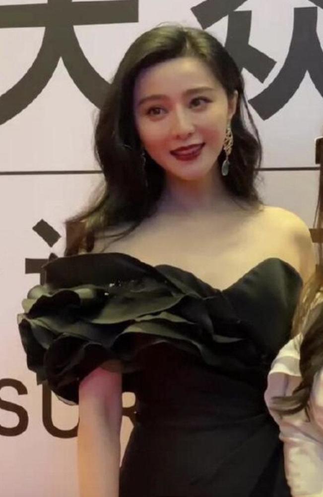 范冰冰|女王回归！范冰冰黑裙压轴亮相红毯，生图颜值绝美艳压群芳
