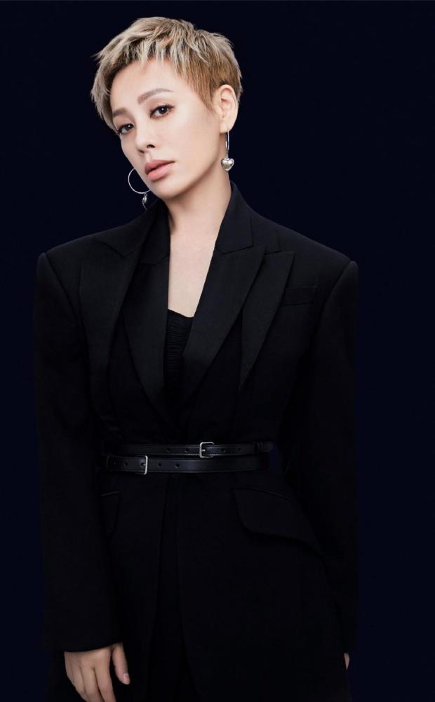 宁静造型看不懂白色礼服配凌乱短发虽不精致但气质犹在