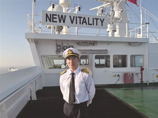 "新海辽"轮首航船长钟文新是我校89届船舶驾驶专业校友,招商局能源