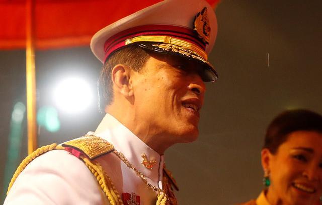 泰国示威者高声呼吁限制泰王权力,与保皇派发生冲突,当街打斗