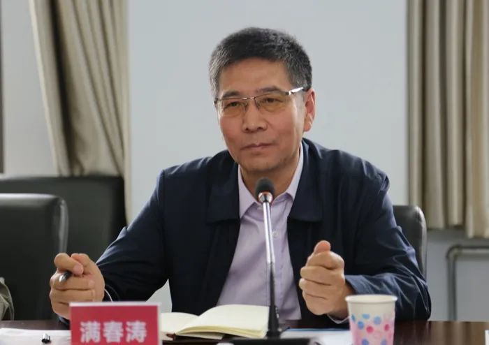 2020年10月14日,哈尔滨体育学院党委副书记满春涛一行四人到市职教