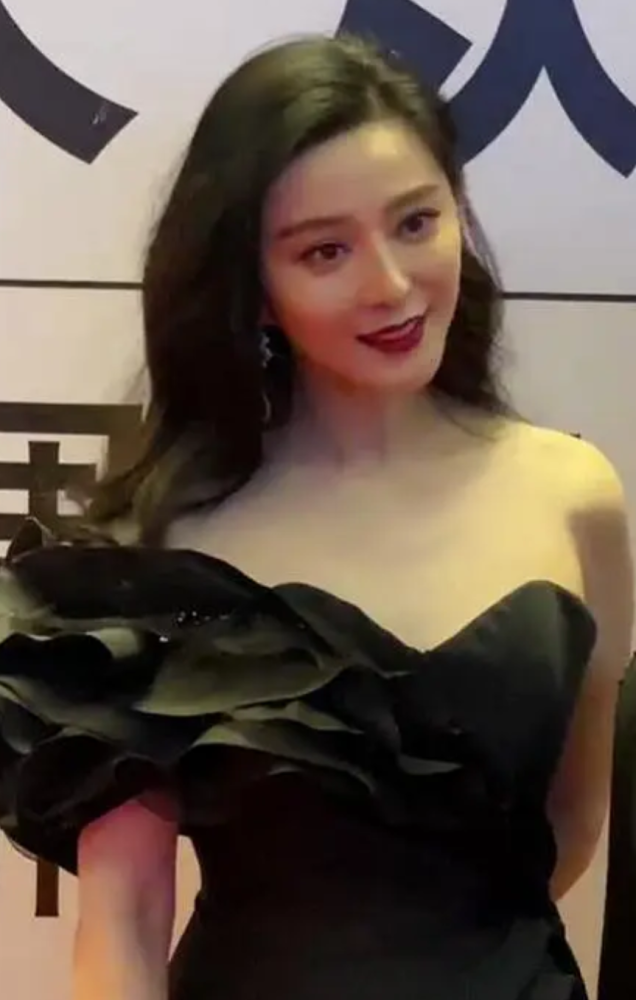 范冰冰|逃税事件两年后，范冰冰正式首次亮相娱乐活动，大红唇超抢镜