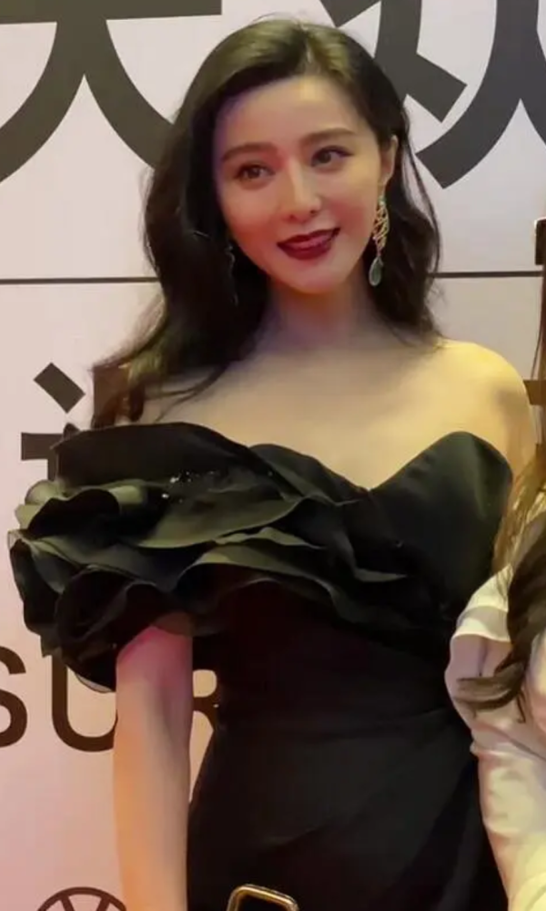 范冰冰|逃税事件两年后，范冰冰正式首次亮相娱乐活动，大红唇超抢镜