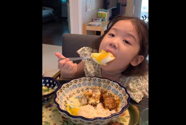 韩国又出表情包萌娃5岁的她白嫩嫩粉嘟嘟超级可爱