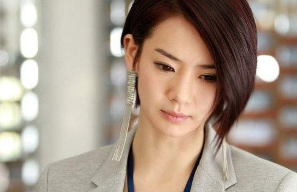 戚薇|有种“偷懒”叫戚薇签名，名字27划签名时只写2划，但大家都认识