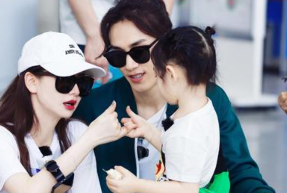 戚薇|有种“偷懒”叫戚薇签名，名字27划签名时只写2划，但大家都认识