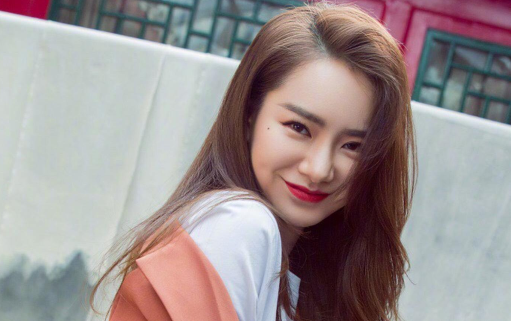 戚薇|有种“偷懒”叫戚薇签名，名字27划签名时只写2划，但大家都认识