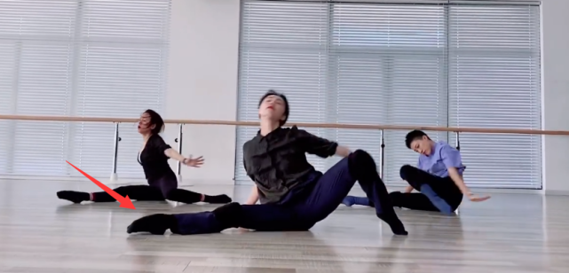 多多妈孙莉晒舞蹈视频脚尖绷直功底强自嘲把动作太大扯破裤子