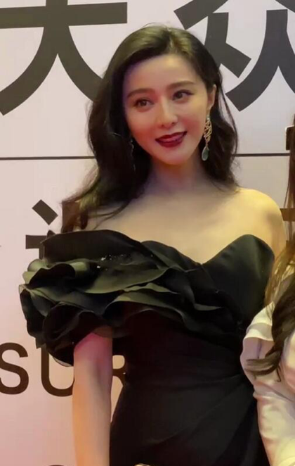 范冰冰|范冰冰抹胸黑裙走红毯，红唇波浪卷造型惊艳，网友：生图好能打