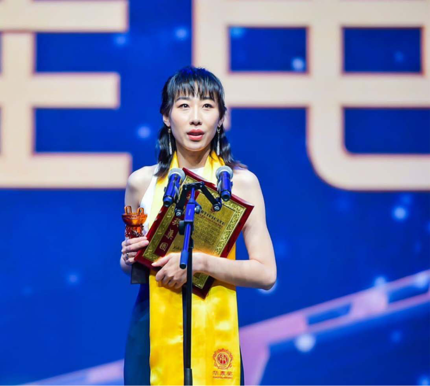 范冰冰|范冰冰抹胸黑裙走红毯，红唇波浪卷造型惊艳，网友：生图好能打