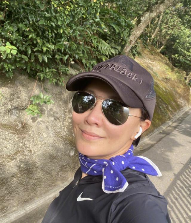 58岁梁朝伟脸垮严重,皮肤松弛脸色蜡黄,满面皱纹难掩沧桑老态_腾讯新