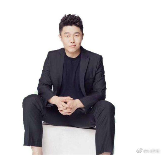 德云社|栾云平晒德云社另类合影，张鹤伦稳居C位，评论区成大型吃瓜现场