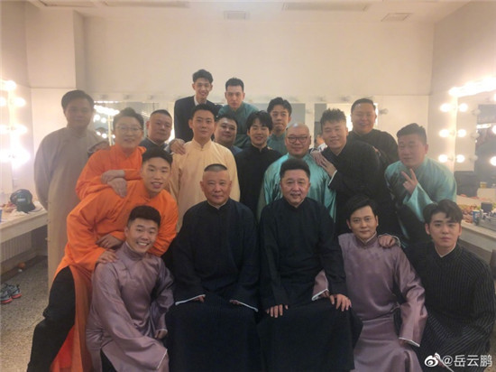 德云社|栾云平晒德云社另类合影，张鹤伦稳居C位，评论区成大型吃瓜现场