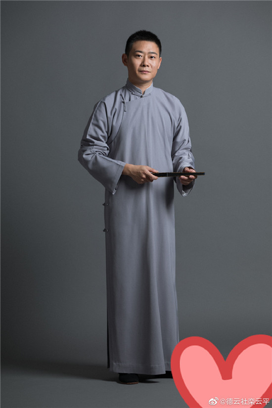 德云社|栾云平晒德云社另类合影，张鹤伦稳居C位，评论区成大型吃瓜现场