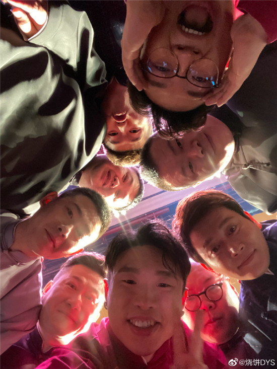 德云社|栾云平晒德云社另类合影，张鹤伦稳居C位，评论区成大型吃瓜现场