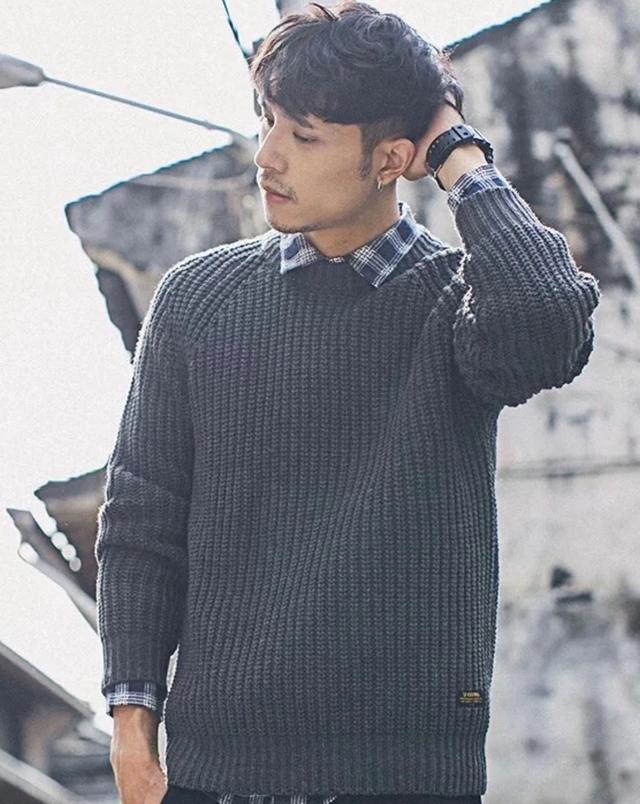 天冷了,毛衣这样搭配牛仔裤,一看就是阳光暖男型