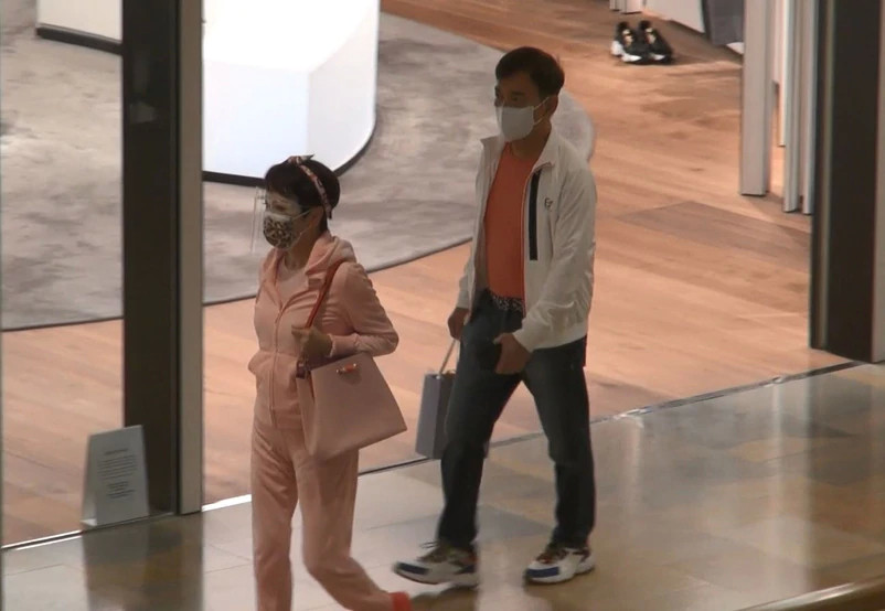 狄波拉|68岁狄波拉与老公甜蜜同框，结婚20年恩爱如初，满身粉色容光焕发