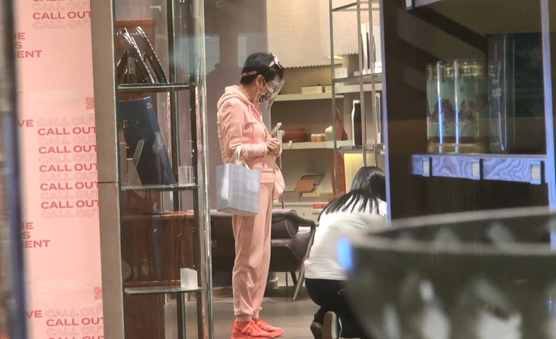 狄波拉|68岁狄波拉与老公甜蜜同框，结婚20年恩爱如初，满身粉色容光焕发