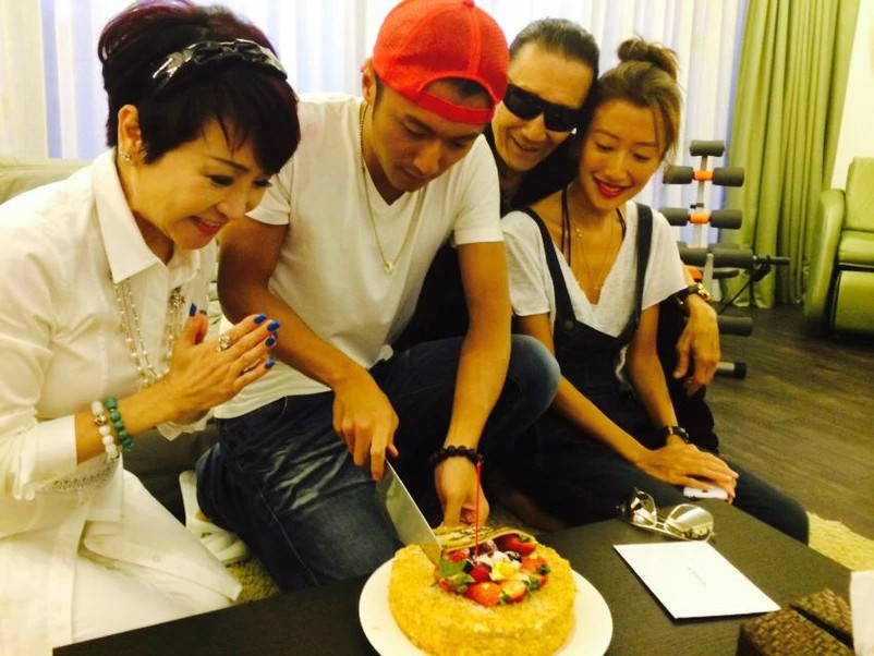 狄波拉|68岁狄波拉与老公甜蜜同框，结婚20年恩爱如初，满身粉色容光焕发