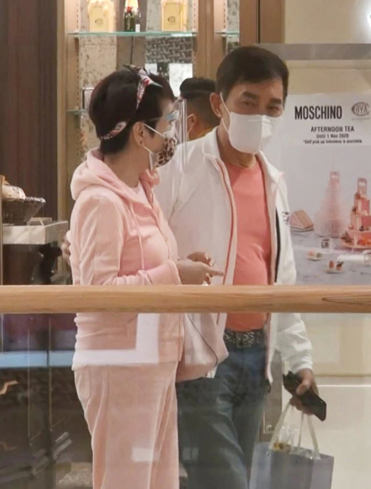 狄波拉|68岁狄波拉与老公甜蜜同框，结婚20年恩爱如初，满身粉色容光焕发