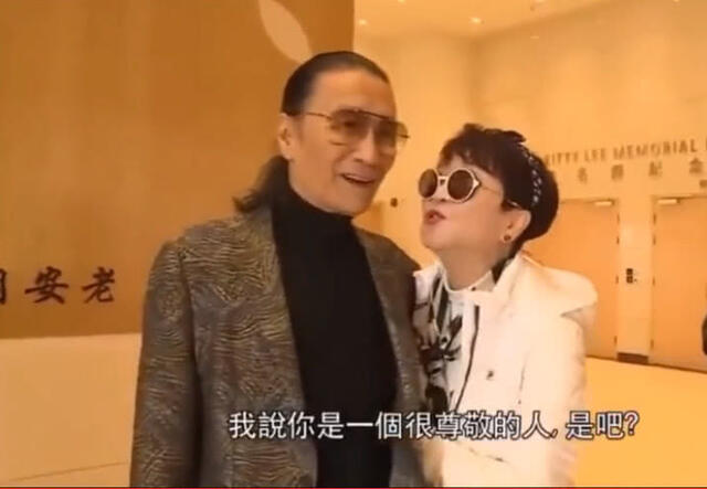 狄波拉|68岁狄波拉与老公甜蜜同框，结婚20年恩爱如初，满身粉色容光焕发