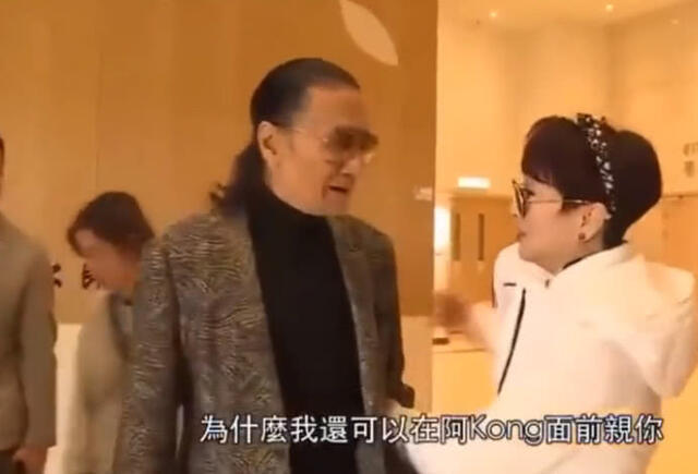 狄波拉|68岁狄波拉与老公甜蜜同框，结婚20年恩爱如初，满身粉色容光焕发