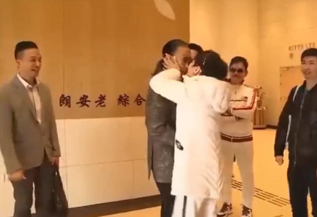 狄波拉|68岁狄波拉与老公甜蜜同框，结婚20年恩爱如初，满身粉色容光焕发