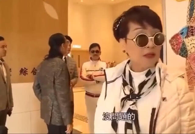 狄波拉|68岁狄波拉与老公甜蜜同框，结婚20年恩爱如初，满身粉色容光焕发