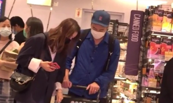 郑秀文|爱犬离世后，郑秀文强颜欢笑开工偷偷抹眼泪，许志安陪伴走出悲痛