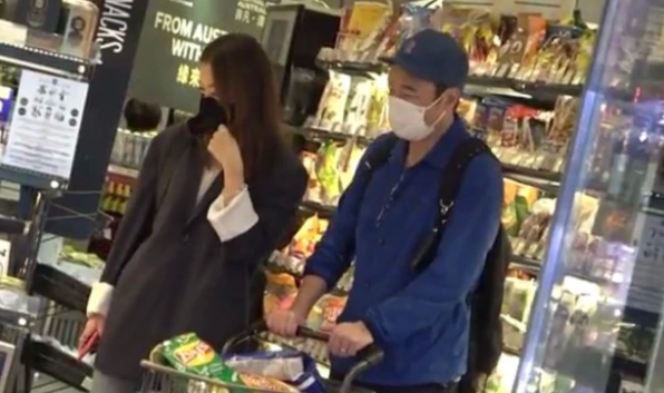 郑秀文|爱犬离世后，郑秀文强颜欢笑开工偷偷抹眼泪，许志安陪伴走出悲痛