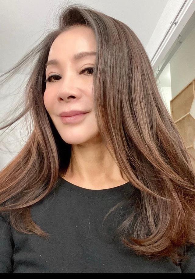 外国人都惊艳63岁陈美凤登英国媒体受赞赏公开冻龄小秘诀