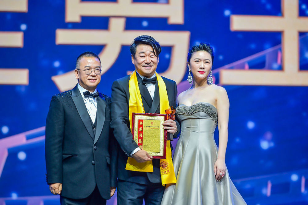 田海蓉红唇美艳秀香肩亮相华鼎奖与最佳男主角王景春合影