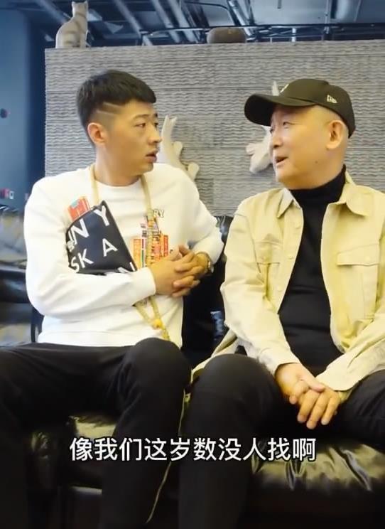 最近街流子李会长拜访了梁天,两人好像很熟的样子,李会长开口就叫梁哥