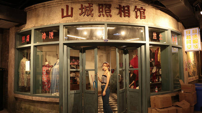 可是从前的人们,没有这么好的条件,得遇上重要日子才会专门去照相馆