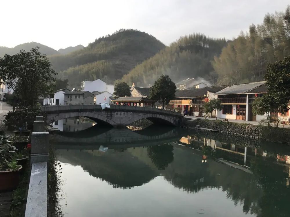 剖竹穿林,注玉跳珠,公路沿溪而建,居民住宅也沿溪分布,桥横初月,岸接