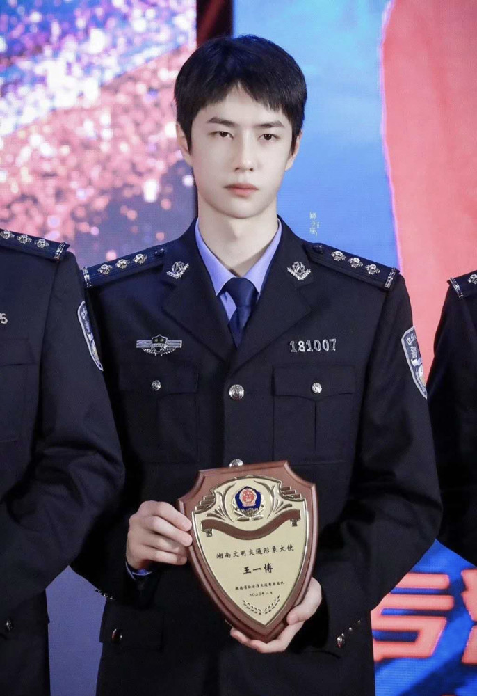 王一博警服造型冷峻有型从冰雨火到文明交通形象大使不愧是酷盖