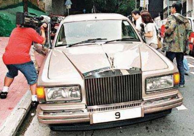 杨受成的车牌都是拍卖会买回来的三块加起来价值2999万