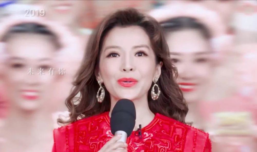 朱迅录制《星光大道》上台被助理搀扶?工作量大,一天录制17场节目?