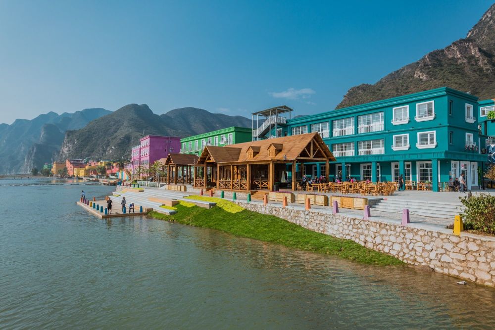 百里峡艺术小镇"赤橙黄绿青蓝紫,犹如彩练山间舞".