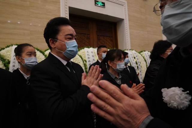 告别仪式现场,多年来一直陪伴在谭元寿身旁的谭家"幕后功臣",谭元寿