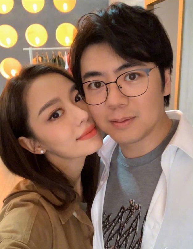 郎朗吉娜|郎朗公开老婆怀孕，三天前二人十指相扣出席活动，吉娜腰身仍纤瘦