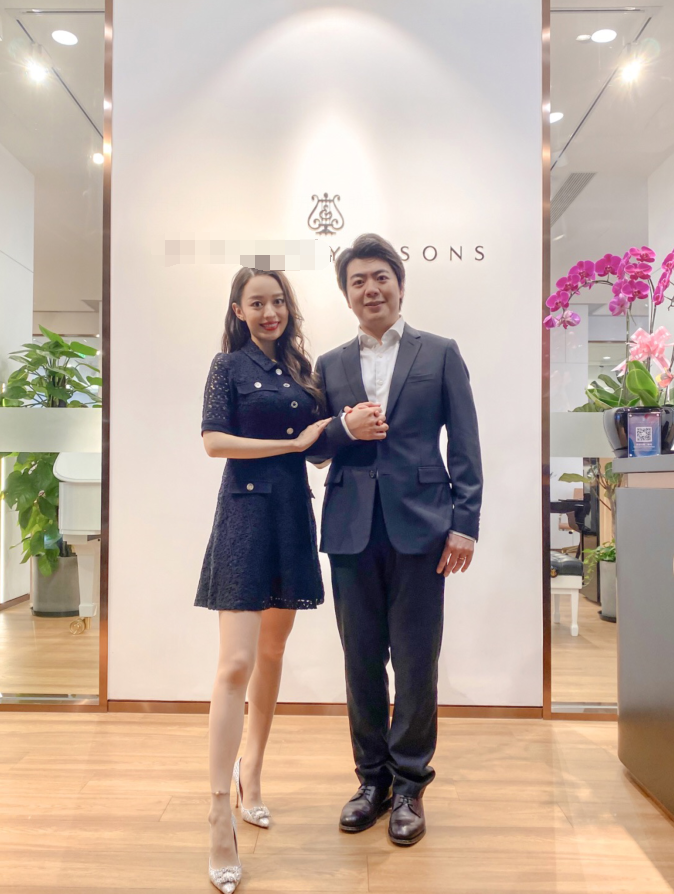 郎朗吉娜|郎朗公开老婆怀孕，三天前二人十指相扣出席活动，吉娜腰身仍纤瘦