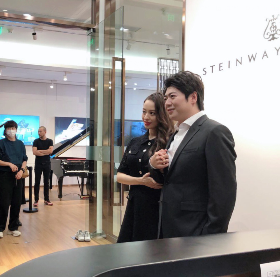 郎朗吉娜|郎朗公开老婆怀孕，三天前二人十指相扣出席活动，吉娜腰身仍纤瘦