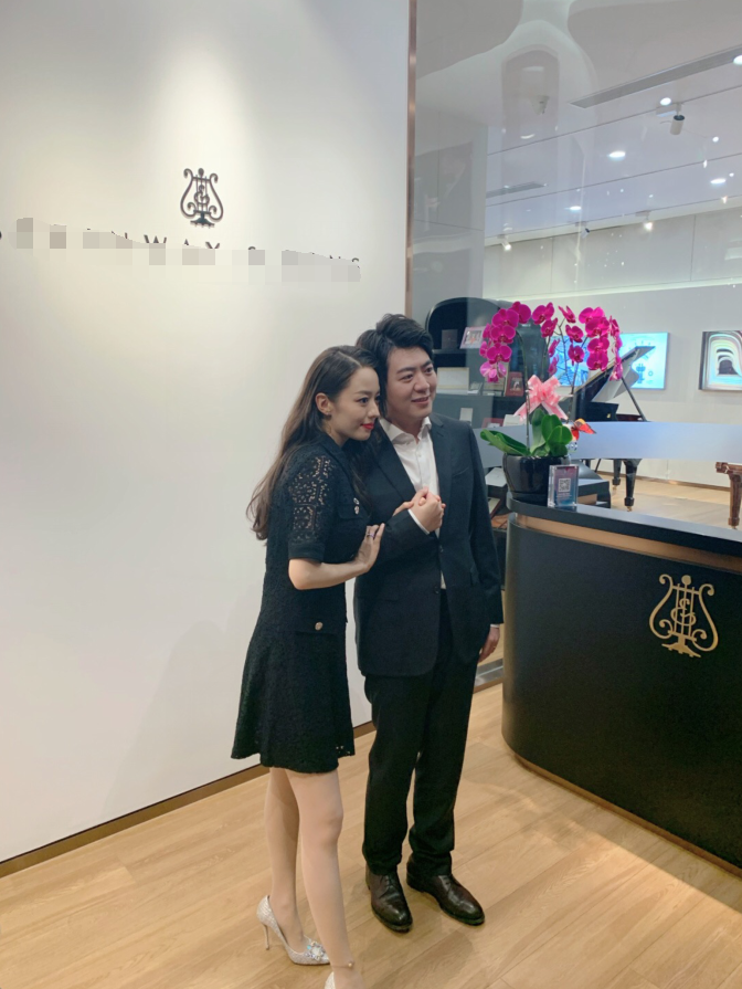 郎朗吉娜|郎朗公开老婆怀孕，三天前二人十指相扣出席活动，吉娜腰身仍纤瘦