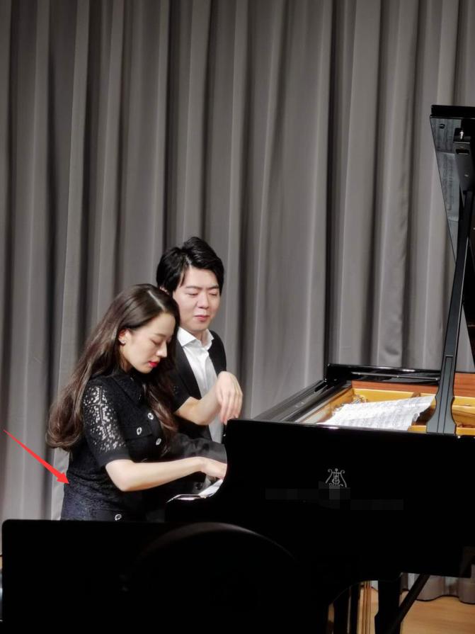 郎朗吉娜|郎朗公开老婆怀孕，三天前二人十指相扣出席活动，吉娜腰身仍纤瘦