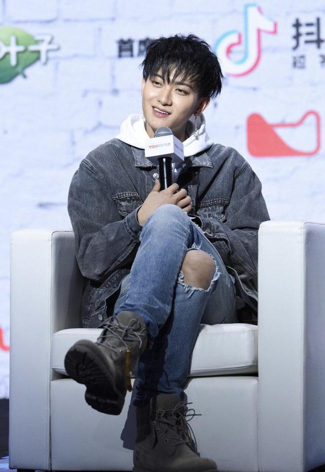 黄子韬牛仔外套内搭白色连帽卫衣时尚气息满满尽显帅气