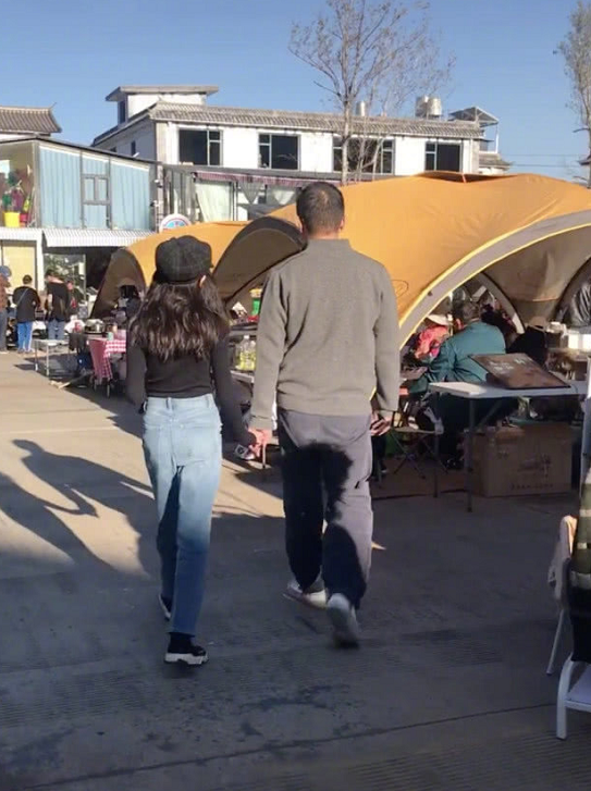 李嫣|有种“不像亲生”叫李嫣，染金发化浓妆，王菲不能教她打扮吗